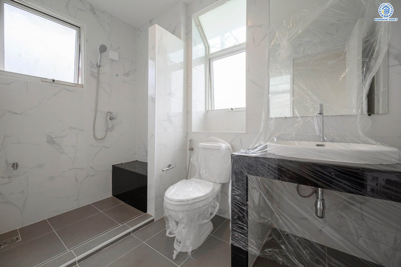 บ้านมือสองตกแต่งใหม่ แบรนด์ LH โครงการ มัณฑนา เพชรเกษม81 พร้อมรองรับทุกความสุข บนเนื้อที่ 54.4 ตร.ว. พื้นที่ใช้สอยกว่า 123.84 ตร.ม. พร้อมฟังก์ชัน 3 ห้องนอน 3 ห้องน้ำ จอดรถได้ 2 คัน บนทำเลเชื่อมต่อสู่ ถ.เพชรเกษม, ถ.พุทธมณฑลสาย4 ใกล้เดอะมอลล์ บางแค และม.มหิดล...